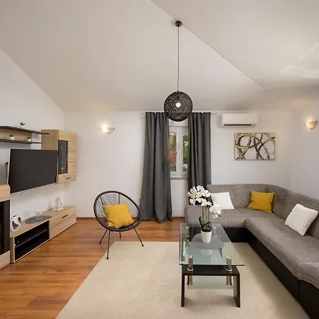 Tamara By Istrialux * Loborika